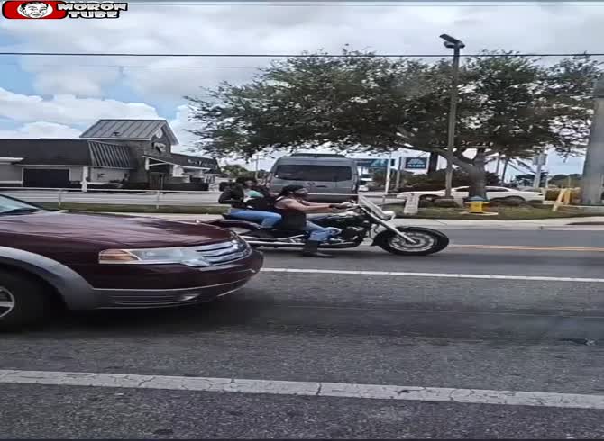 Video :On a motorcycle, woman breastfeeds her infant while holding a cigarette!